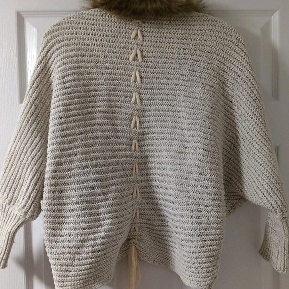 Elegant Cream Cardigan with Faux Fur Trim - Picture 2 of 4